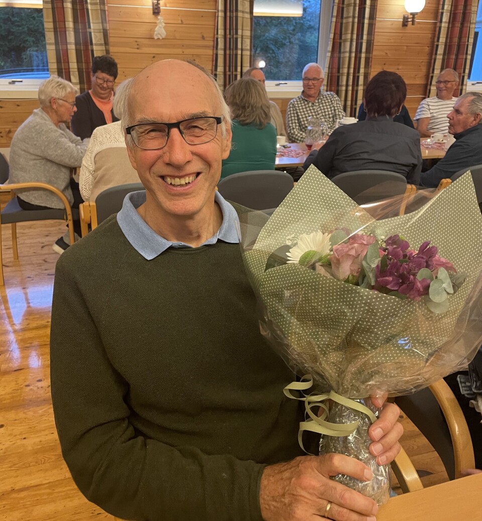 Tusen takk til alle frivillige i Rindal sokn En mann mottar blomster