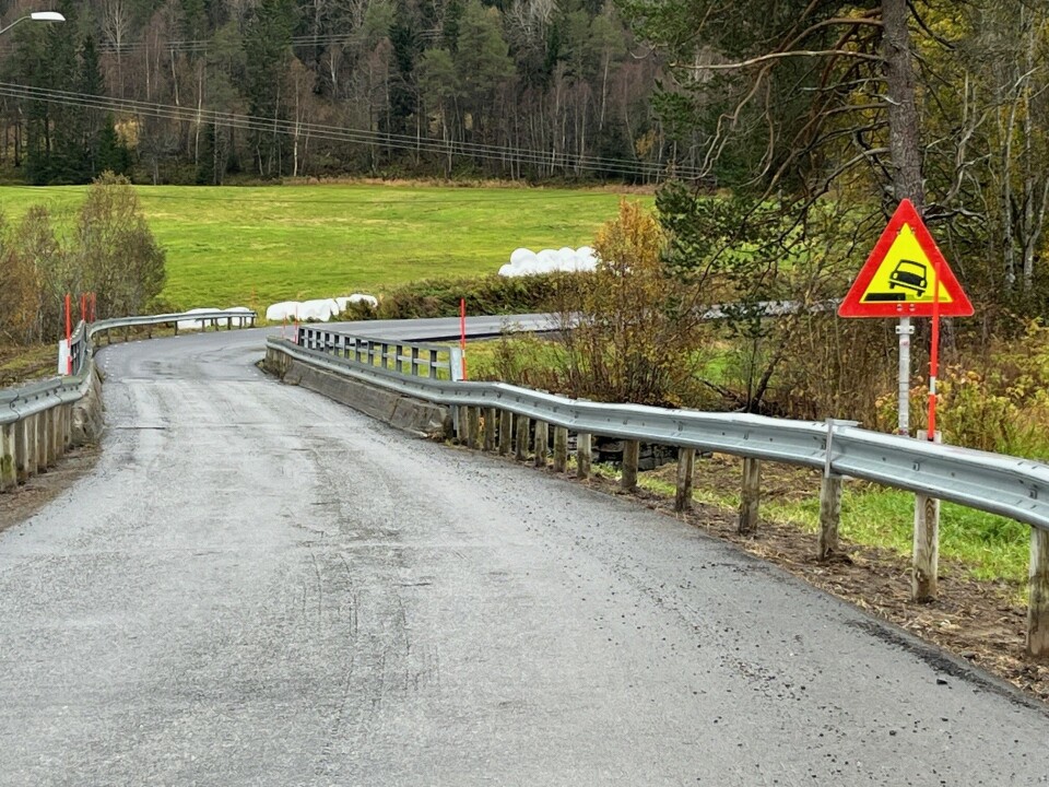 Hit, men ikke lenger. Ei smal bru på en smal asfaltveg.
