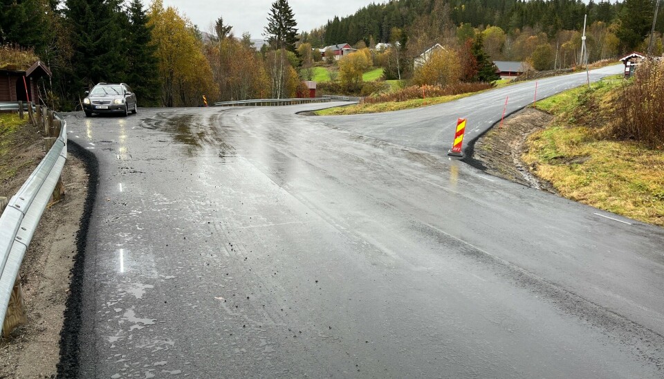 Et par km med fersk asfalt i krysset mellom Lomundalsvegen og Rørdalsvegen i Rindal. Nyasfaltert veg.