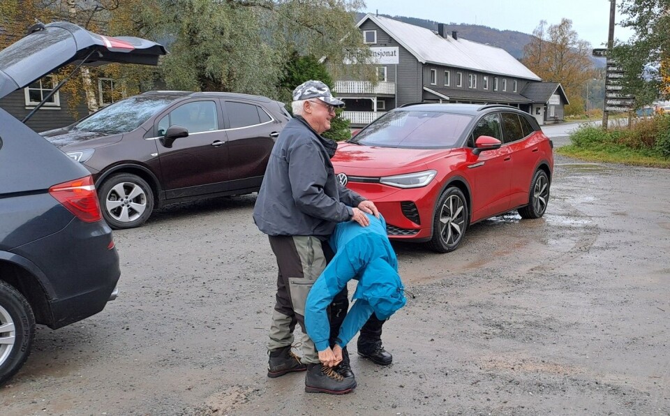 God hjelp med skolissene, klar for tirsdagstur. En person som hjelper en mann med å knytte skolissene.