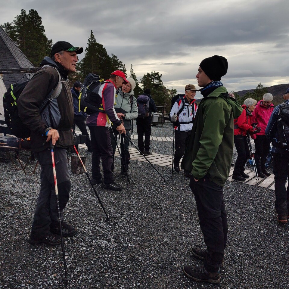 Tirsdagstur til Trollheimstunet -sesongavslutning Mange turkledde folk som står og prater sammen.