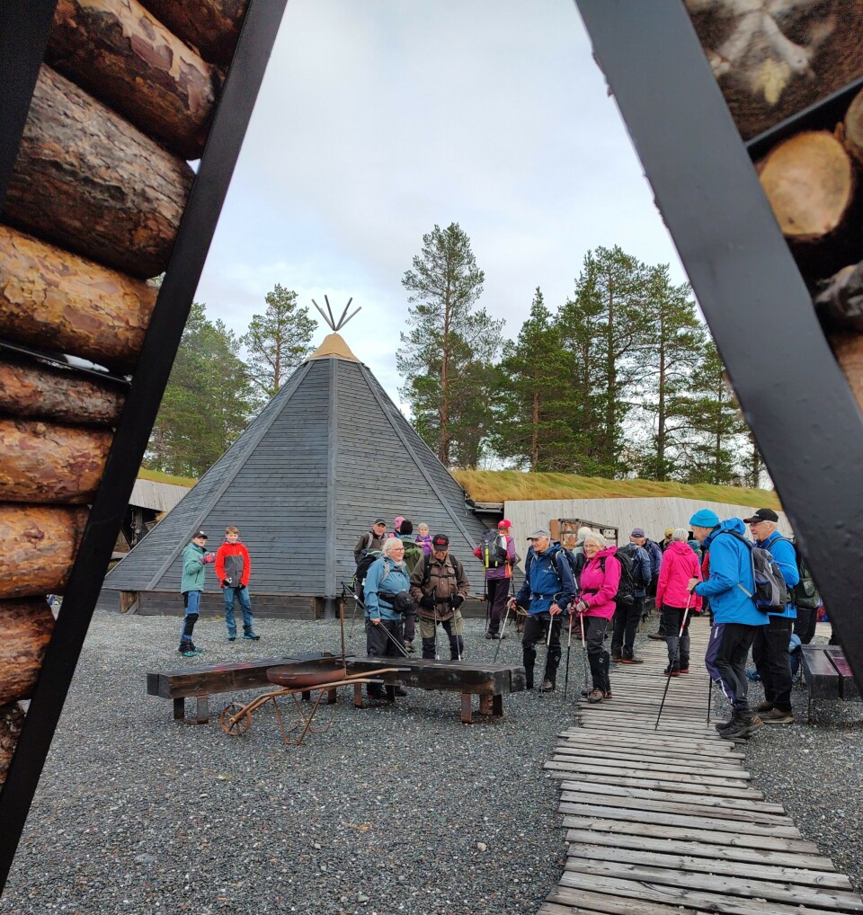 Tirsdagstur til Trollheimstunet -sesongavslutning Mange turkledde folk foran en tre-lavvo.