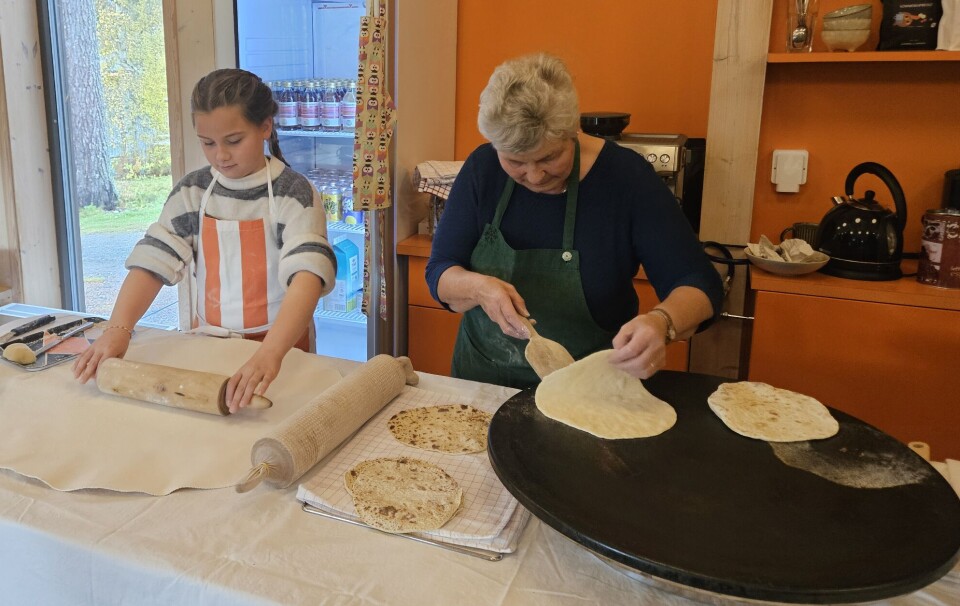 Helle Brauten baker potetkake sammen med Aud Kari Elshaug. Jente og voksen dame baker og steker potetkaker på takke