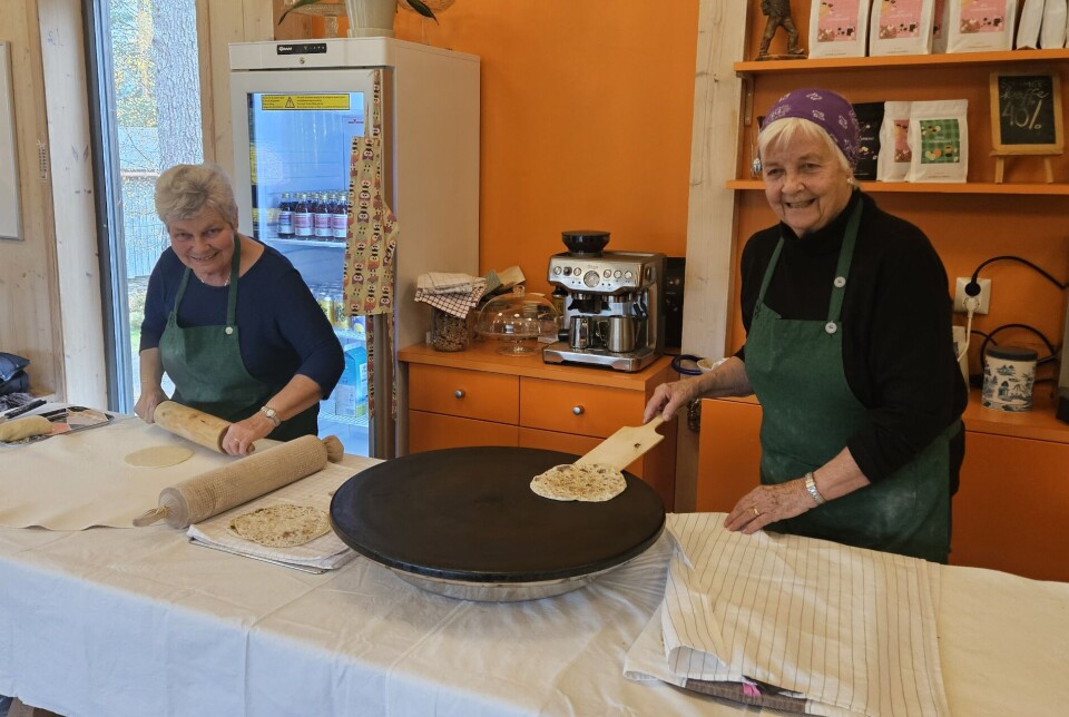 Aud Kari Elshaug og Johanne Løset fra venneforeningen baker og steker potetkaker To damer står og baker og steker potetkaker ved en takke