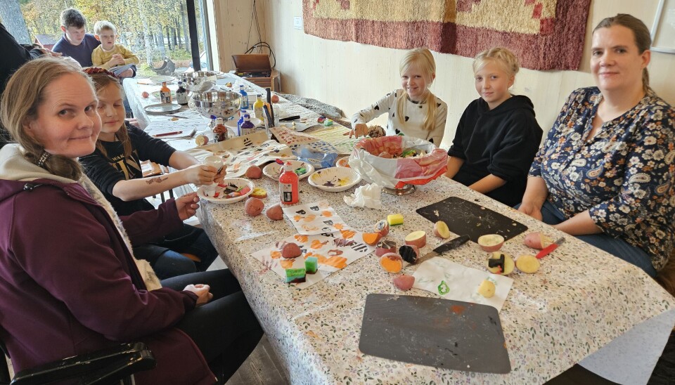 Her trykkes det på nett. Fra venstre Stina Hedlund, Aria Bolme, Helle Steinshamn Fredriksen, Oda Steinshamn Fredriksen og Lene Steinshamn Fredriksen.