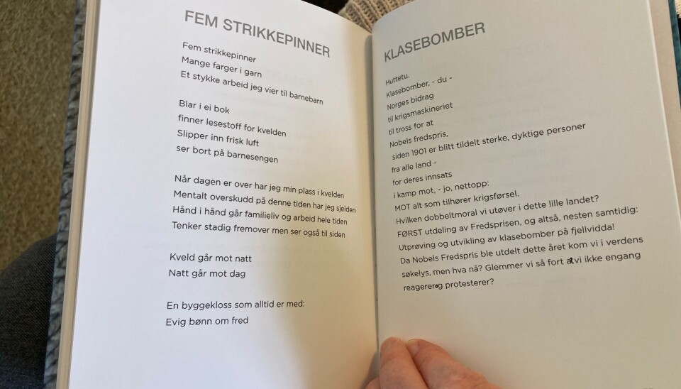 - Det er ei lita bok, men det står mye i den, forteller Dyrset. Bok som viser to dikt 'Fem strikkepinner' og 'Klasebomber'