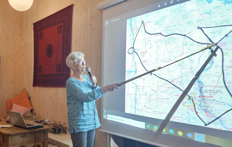 Anne Skjølsvold viser, for anledningen med skistav som pekestokk, reiseruten for årets utvandrertur