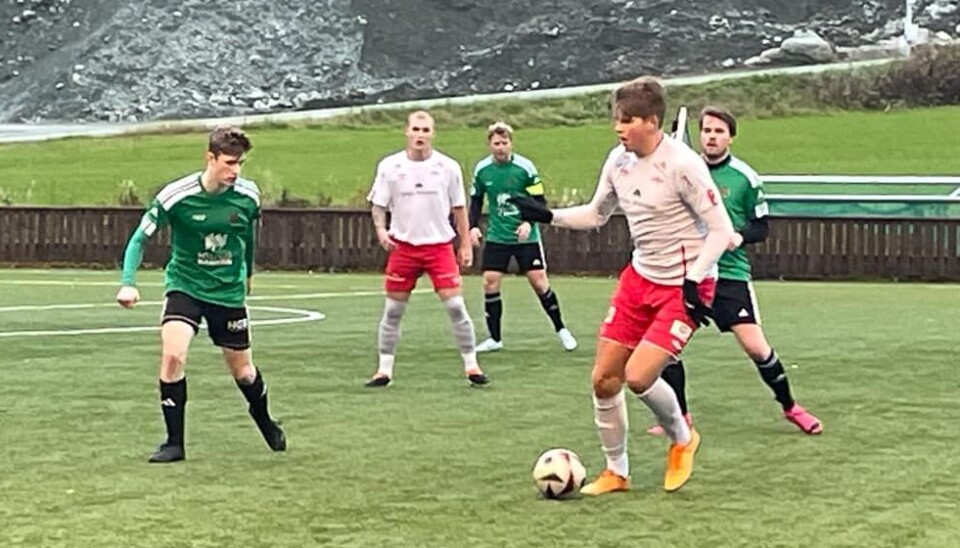 Rindal Il tar i mot FCK på Heggøya fredag, her bilde fra en tidligere kamp på Heggøya mot Heimdal Fotballspillere i hvite og røde drakter
