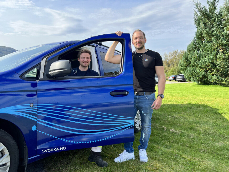 Jostein Landsem, elektriker, og Erik Landsem, fagansvarlig i Svorka installasjon. En firmabil der en mann sitter inni, og en mann står utenfor bilen.