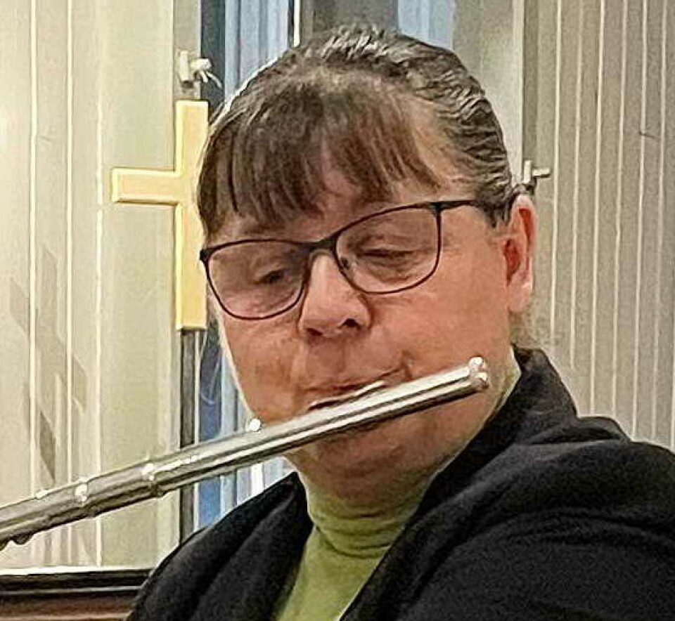 Tove Elin Strand legg fløytetonar til songen. Bilde av dame som spiller på tverrfløyte