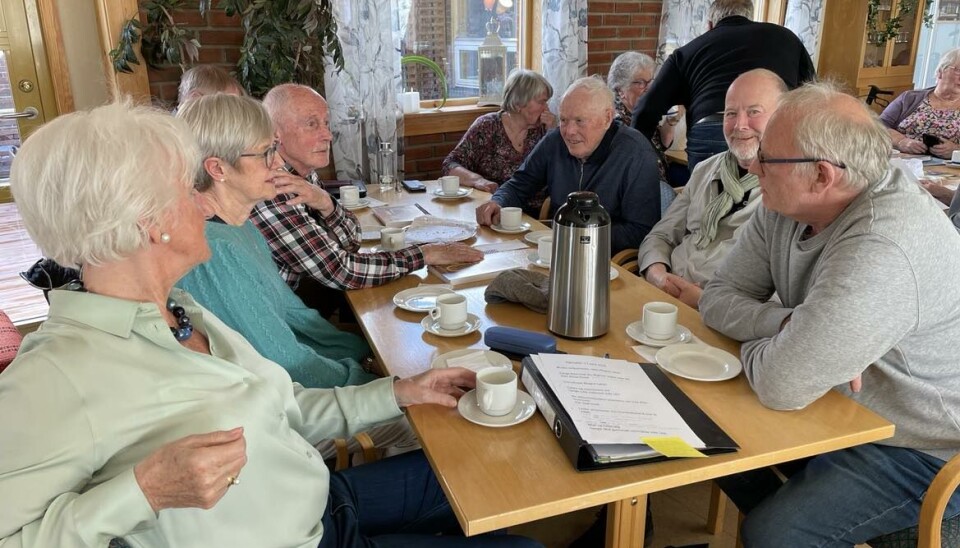Medlemsmøte: 'Folkehelse og Livskvalitet' Flere pensjonister rundt et bord.