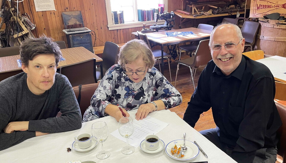 Kay Arne, Jane og John under «overhøringa». Quiz’en spurte om mykje frå konfirmantåret 1974.