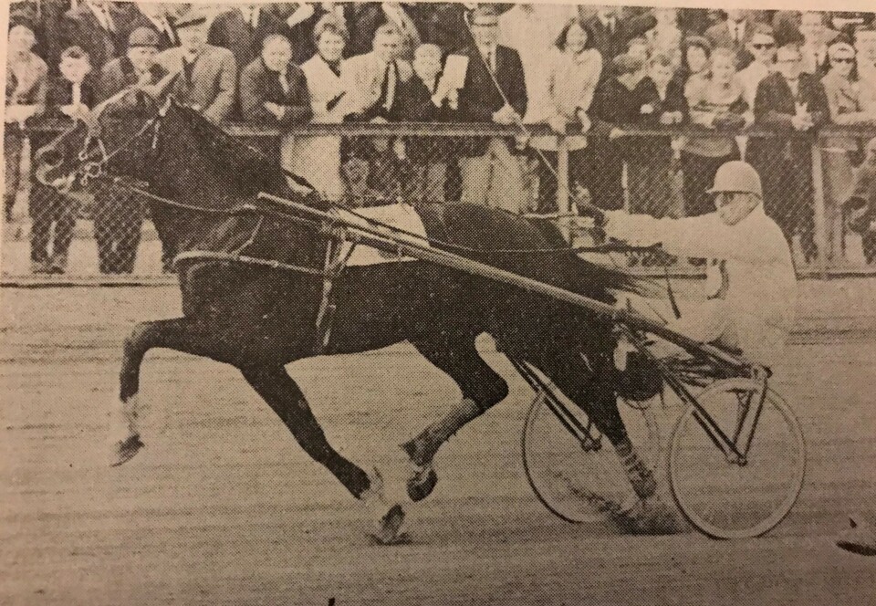 Scott Protector og Karsten Buer setter norgesrekord på 1,17,3 i 1969. Et gammelt svart-hvitt-bilde fra et travløp.