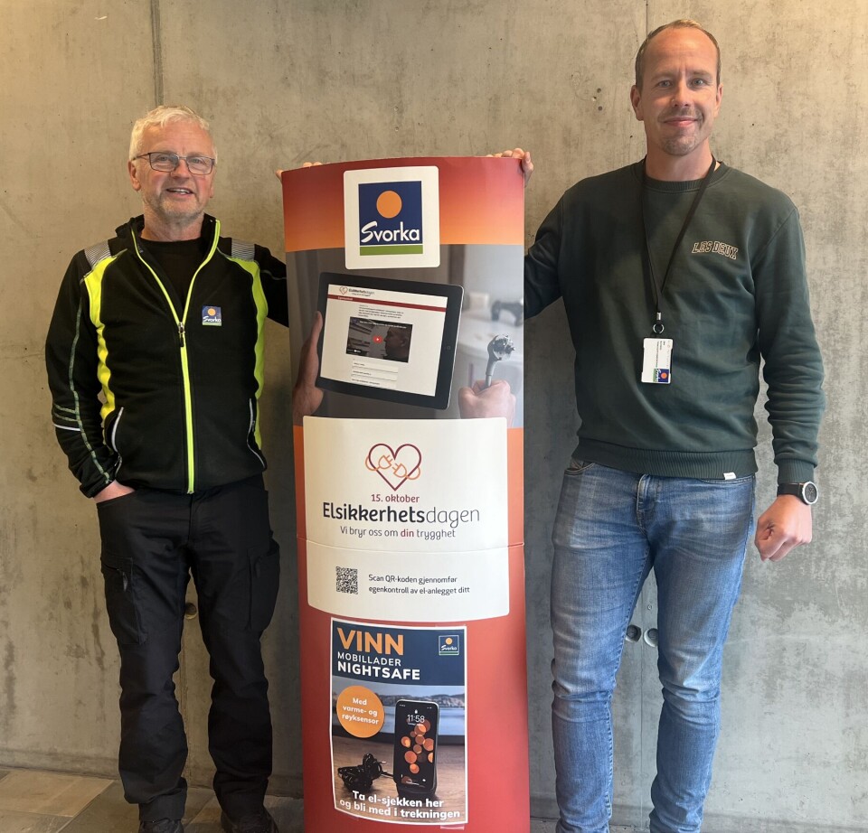 Anders Betten og Dan Blekken. To menn som står ved siden av ei søyle med plakater med reklame for Svorka.
