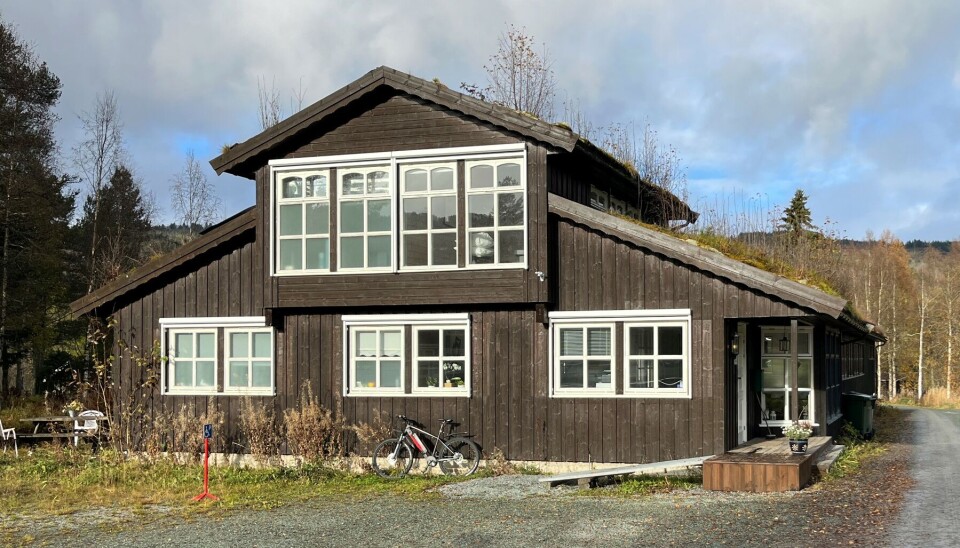 Dette bygget huser Bakken helse, med flere behandlingsrom og et stort treningssenter. Et stort trehus med mange smårutete vinduer.