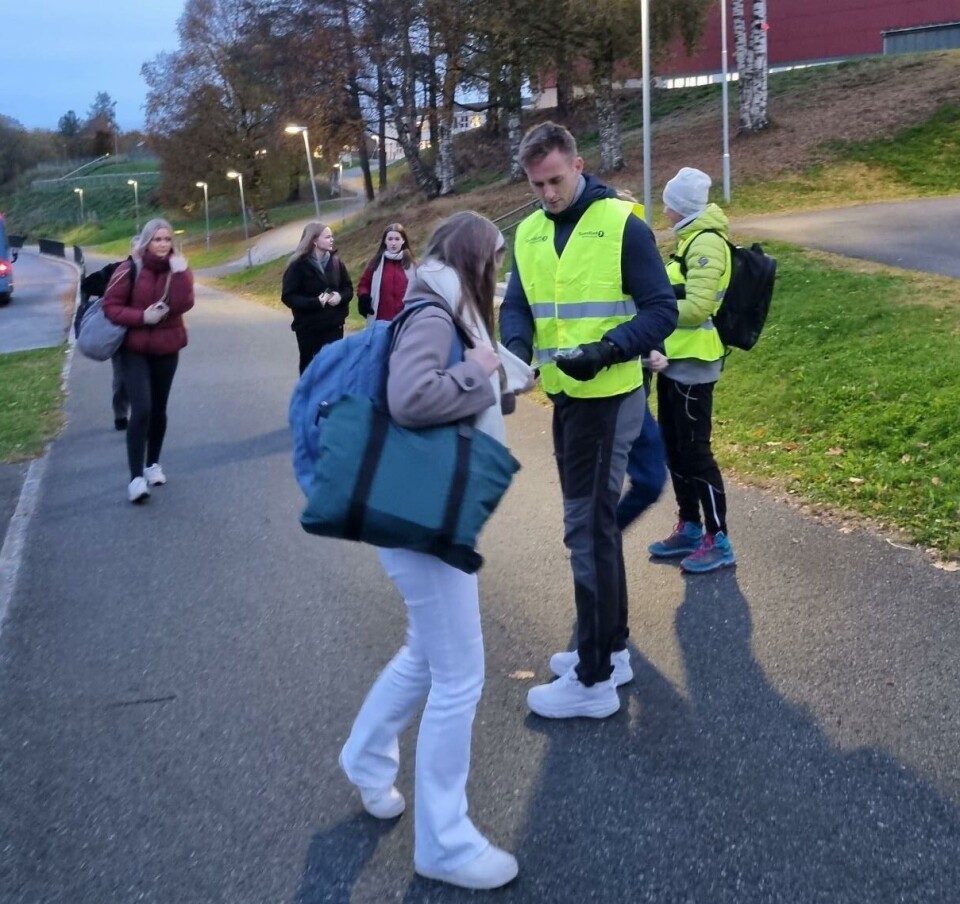 Andreas og Ruth Marit delte ut reflekser til elever på vei til skolen