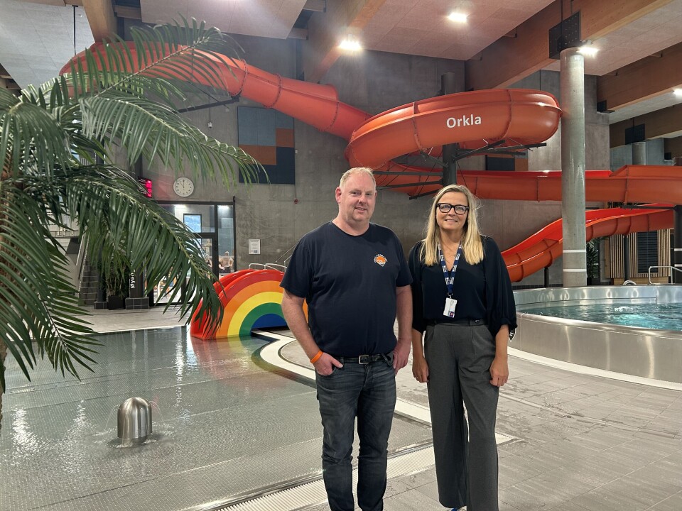 Geir Mule og Linn Hamnes på Orklandbadet. En mann og ei dame foran ei innendørs vannsklie.