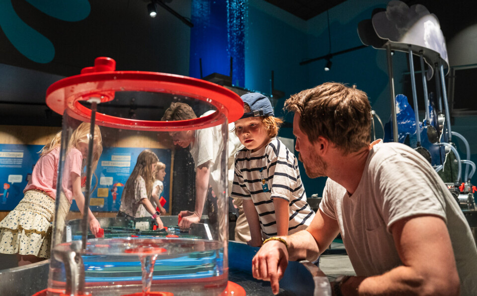 Fra energisenteret på Hunderfossen. Voksne og barn i aktivitet på et energisenter.