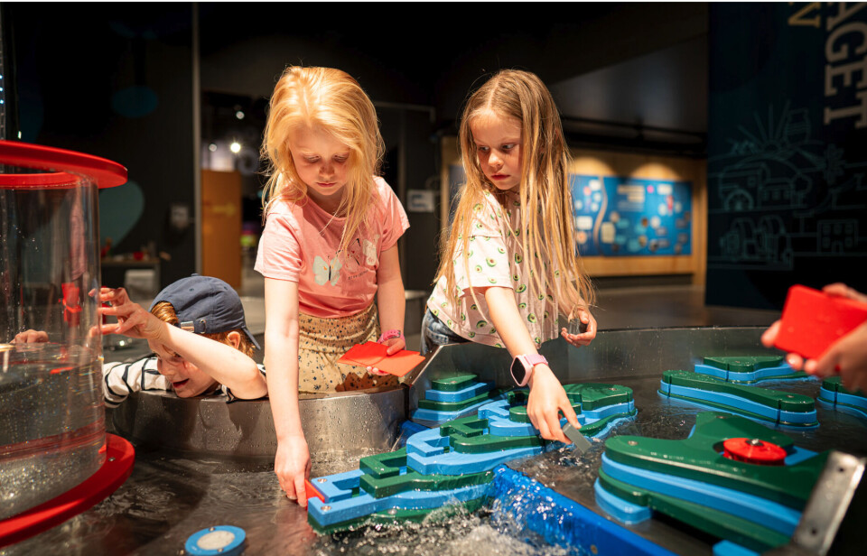 Fra energisenteret på Hunderfossen. To jenter i aktivitet på et energisenter.