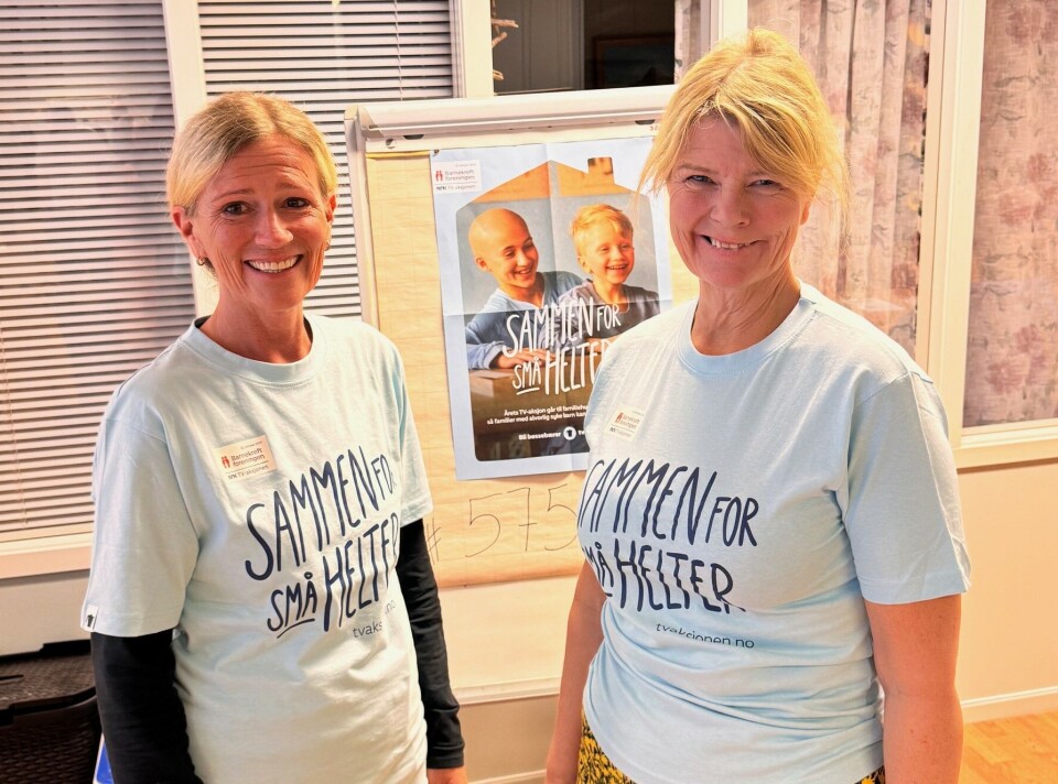 Mona Rita Rønning og Lilli Husby er medarrangørar av aksjonsdagen. To damer med T-skjorter med reklame for TV-aksjonen.