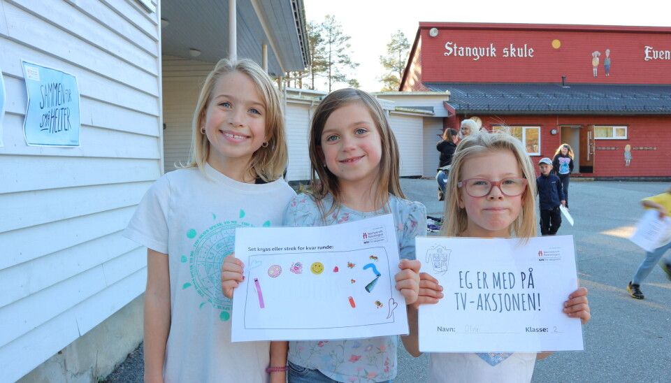 Live, Mille og Oline var nøgde med innsatsen på skuleløpet. Dei fekk eit klistremerke for kvar runde dei sprang. tre jenter med plakater for TV-aksjonen