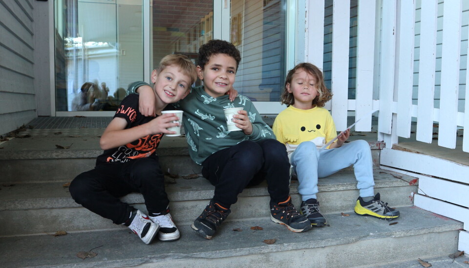 Det var godt med ein kopp med toddy etter skuleløpet! tre gutter i en trapp med kopper
