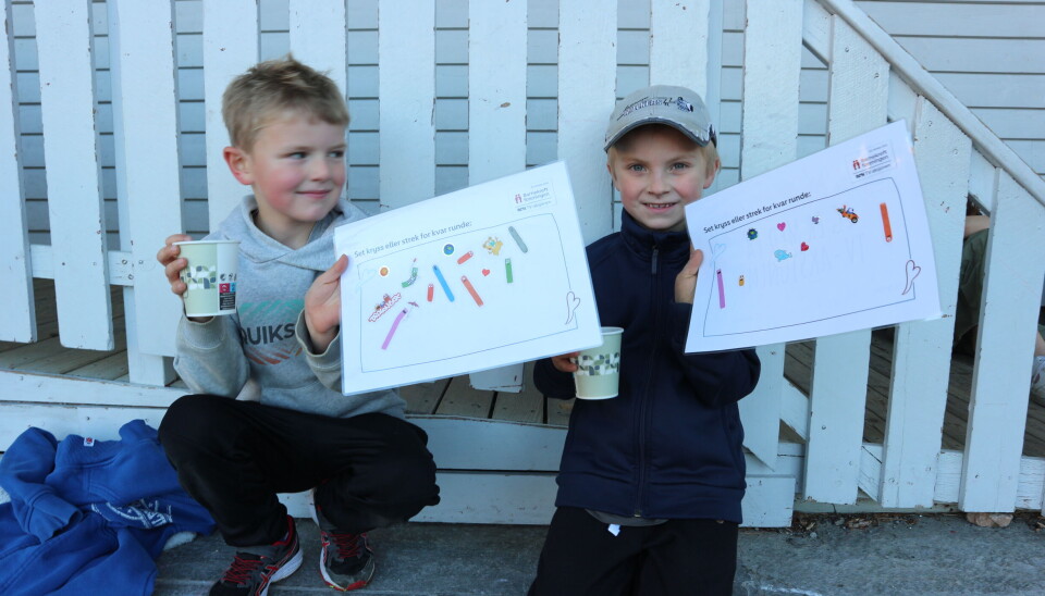 to gutter med plakat med klistremerke