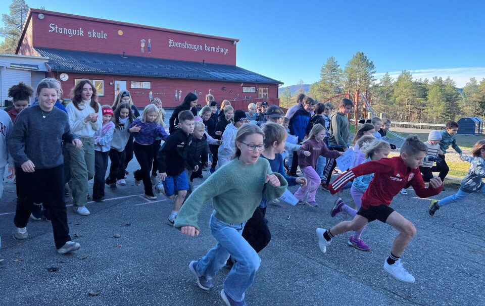 Der var skuleløpet 2024 i gang! elever springer