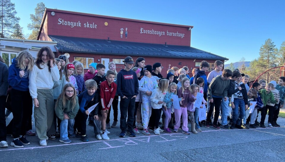 Klare til start! mange barn foran skole