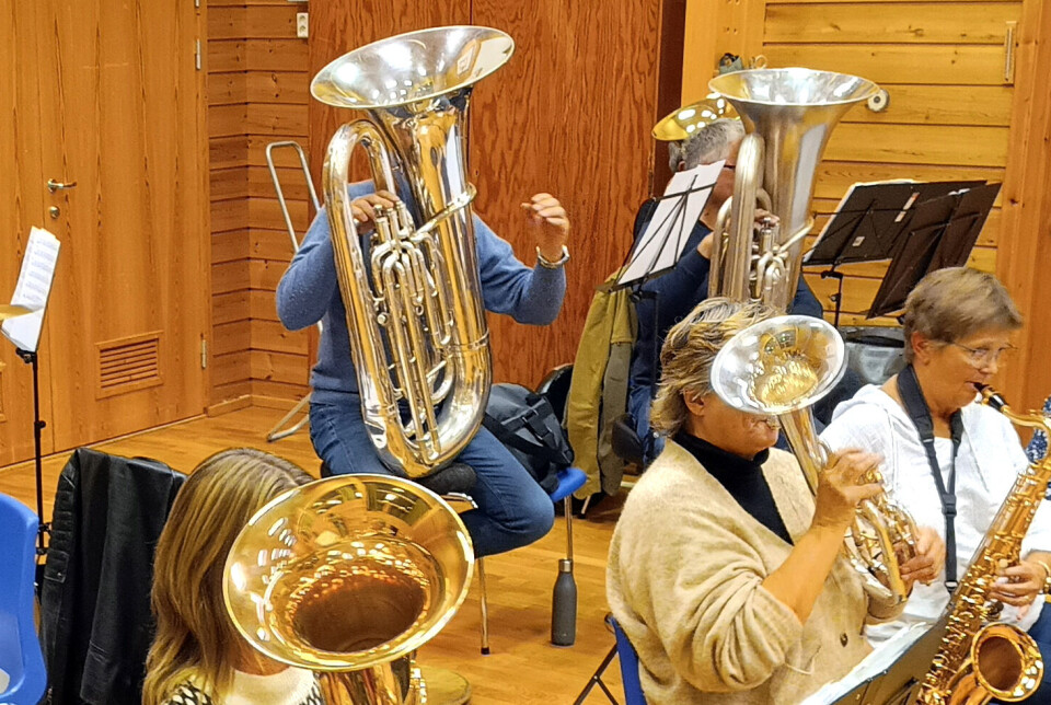 Her bles dei i tungt, blankt metall! blåseinstrument
