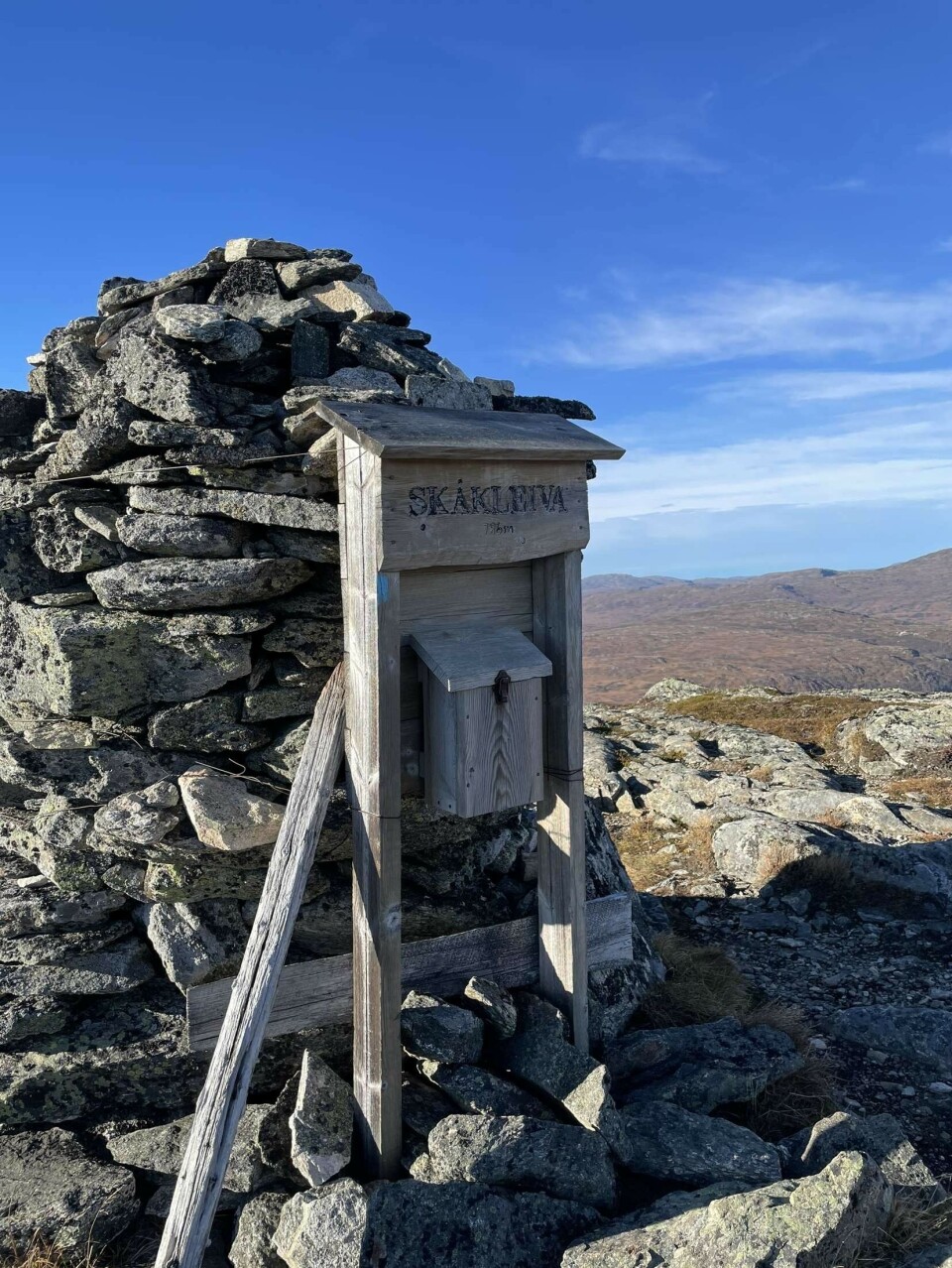 Skåkleiva. postkasse og varde