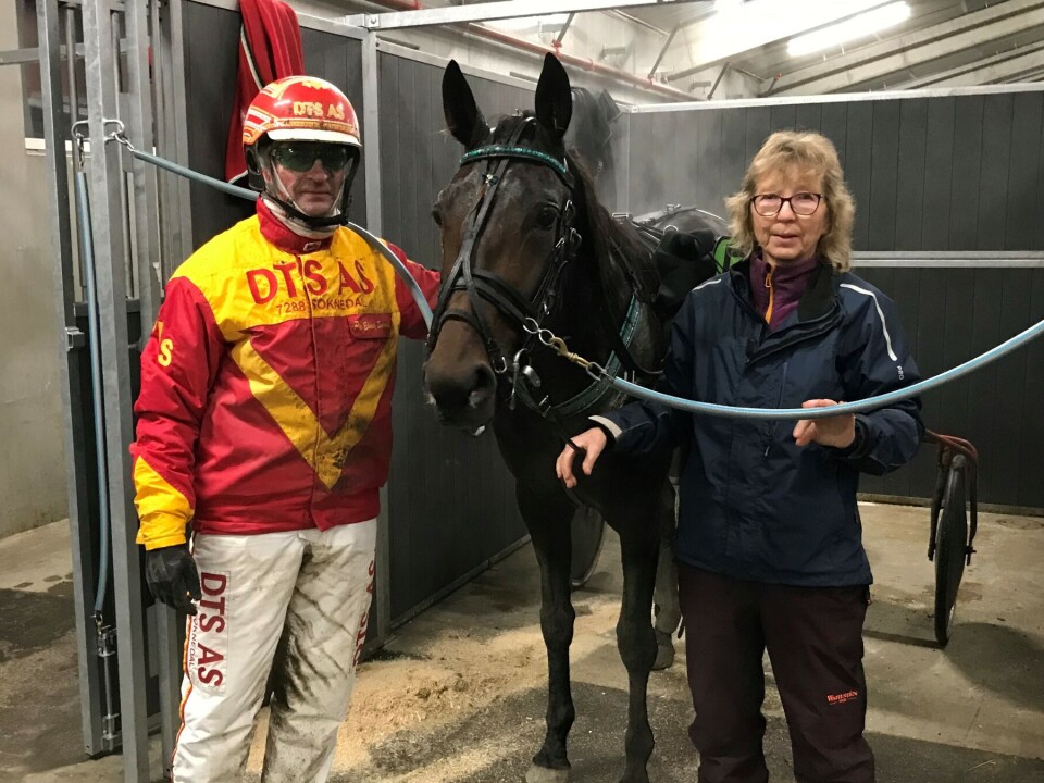 Per Einar, Gee Whiz og Irene etter løpet. Ei dame og en mann i kuskedrakt med en hest i en oppselingsboks.