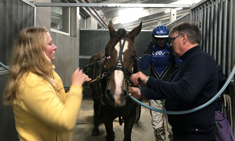 Embla, Karl Ove, Nils og Stormare. Ei ung dame og to menn, en i kuskedrakt, sammen med en hest i en oppselingsboks.