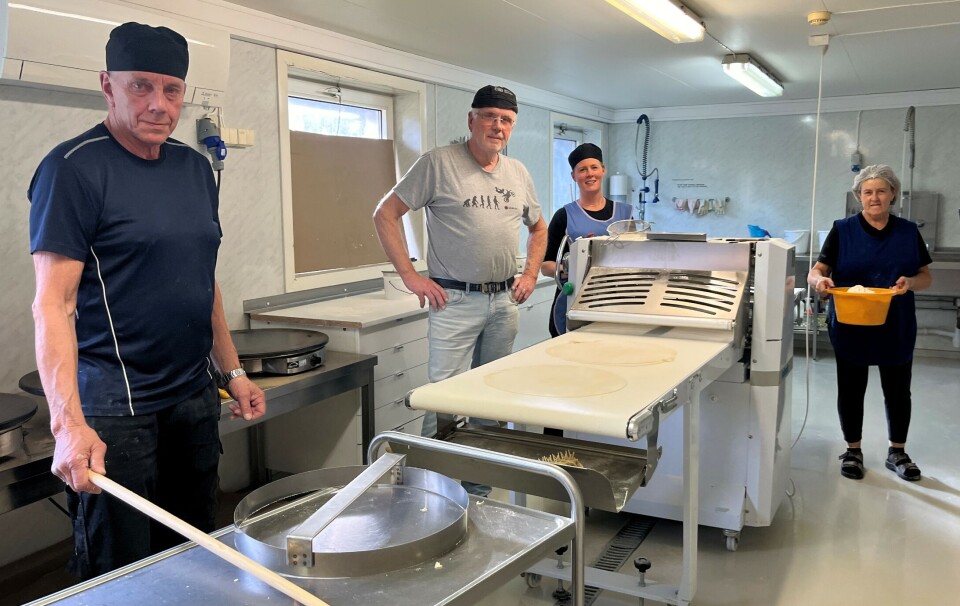Produksjonen av lutefisklefser er godt i gang på Lia gard. F.v. Bjørn Børset, Ola Moen, Monica Moen Kvendset og Åse Moen.