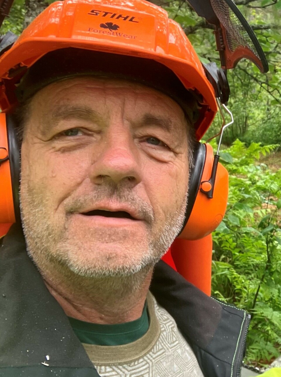 Kjell Gunnar Polden. Selfie av en mann med motorsaghjelm.