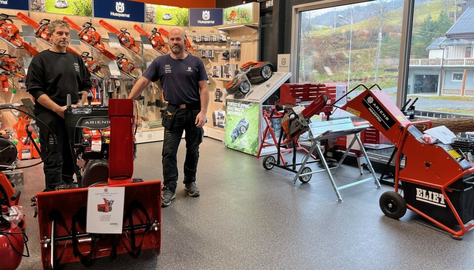 Jon Moen og Steffen Møkkelgård forbereder seg til høstdager. Da blir det gode tilbud på snøfreser, vedmaskiner, skogsutstyr og mye mer. To menn inne i et butikklokale med snøfres, vedmaskiner og motorsager.