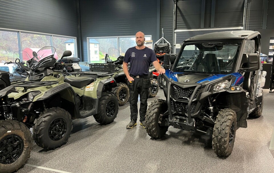 Denne måneden er det svært gode tilbud på SSV. Disse kjøretøyene er i utgangspunktet registrert som traktor, men krever førerkort klasse B da de er godkjent for 105 km/t med ABS. De kan også nedregistreres til traktor med toppfart 40 km/t så de kan kjøres av 16-åringer med traktorførerkort. En mann som står ved noen terrengkjøretøy i et butikklokale.