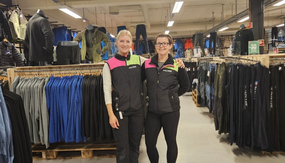 Butikkleder Mari Løseth, til venstre, og Camilla Sandum i Sport Outlets nye lokaler.