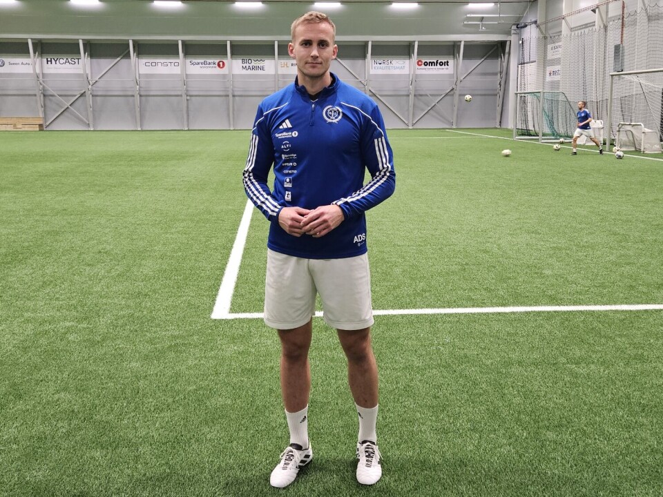 Andreas Dalsegg Sæter, visekaptein på Surnadal ILs 3.divisjonslag Mann i treningsutstyr i fotballhall