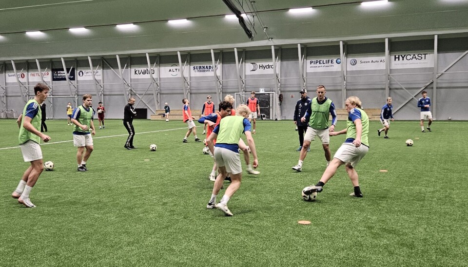 Full innsats på trening i Bankhallen tirsdag kveld. Søndag spiller Surnadal IL en særdeles viktig kamp mot Tiller.