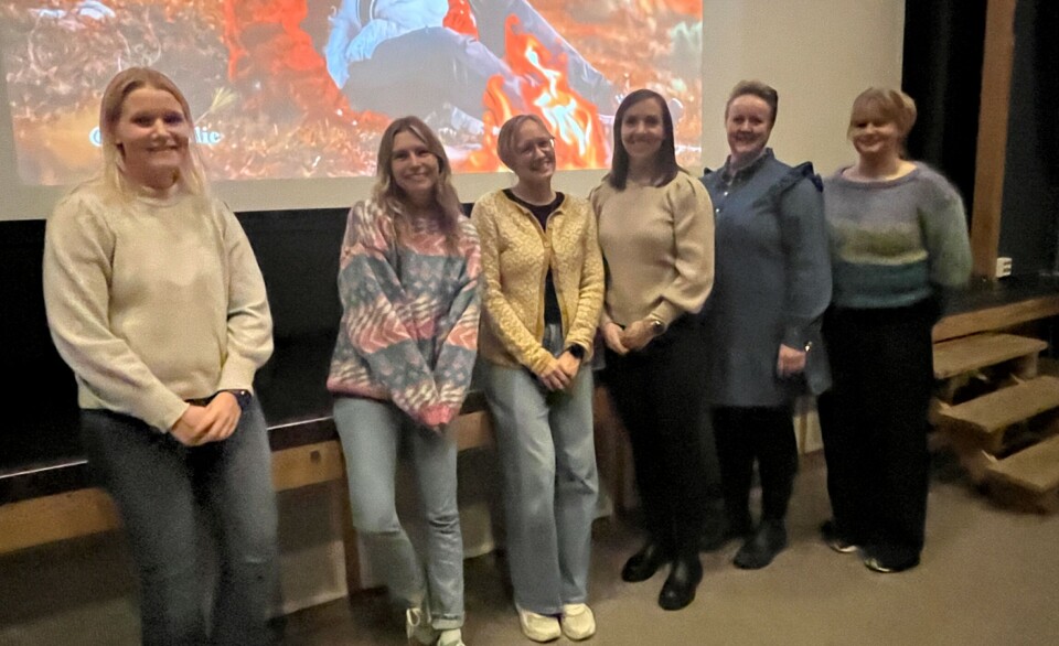 Une Cecilie (nr 2 fra venstre) sammen med arrangørene Bente Rindal Kvendset, Ingvild Kårvatn, Trine Lilleås, Berit Moan Møkkelgård og Magnhild Bakk fra Rindal kommune.