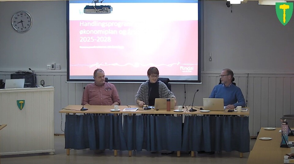 Fra kommunestyremøtet 24. oktober. Ola Syrstad, settevaraordfører, ordfører Mildrid Kattem Aune og kommunedirektør Mons Otnes. Tre personer i et møte.