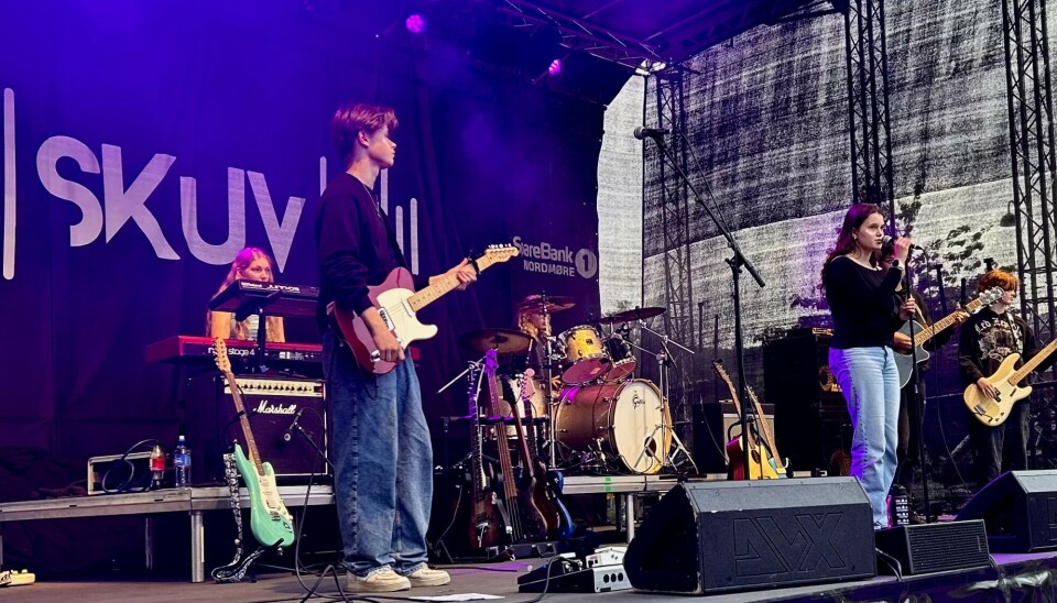 Hedda og bandet «Silent» fra ein av konsertane i 'Midtsommar I Surnadal i 2024 Band på scena med gutt og jente i forgrunnen.