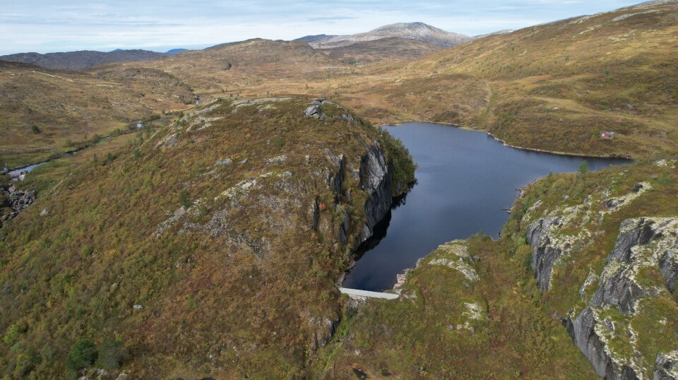Trøknvatnet med demningen. Et lite fjellvann med en demning.