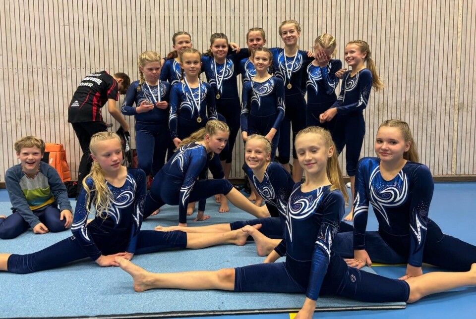 Surnadal IL Turn (2024). Flere barn i turnklær som poserer for fotografering.