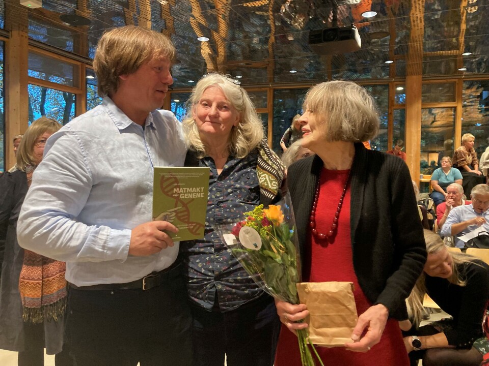 Kari Gåsvatn (t.h.) saman med Anita Land og Svein Sæter i Blomsterhaug forlag under lanseringa i Oslo nyleg. En mann og to damer som står sammen med bok og blomster i hendene.