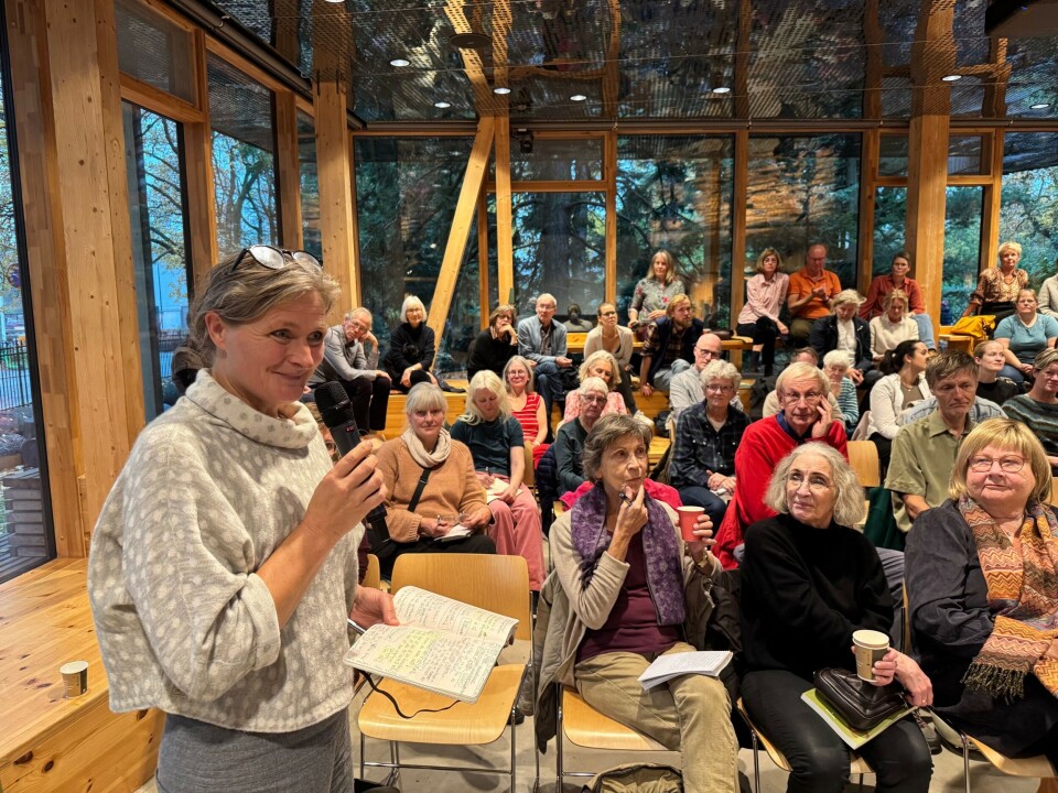 Edel Urstad står i spissen for grasrotrørsla Mening, Mat og Mot, og prisa Kari Gåsvatn for meiningars mot framfor ein fullsett sal under boklanseringa. Ei dame som står og snakker foran ei stor forsamling.