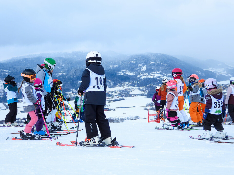 Bruktsalg på ski og utstyr Mange barn på slalåmski.