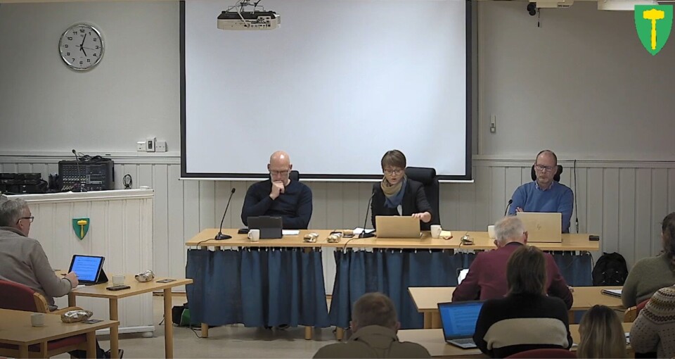 Kommunestyremøte i Rindal torsdag - følg med på Kommune-TV Flere personer i en møtesal.