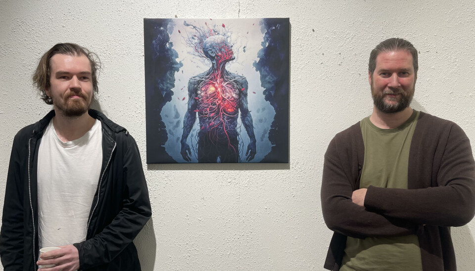 Gard Rognskog og Frank Spoon Botten foran bildet 'The heart attack'. En mann i hvit skorte og svart jakke på høyre side, en mann i grønn skjørte og brun jakke på venstre side. I midten et bilde av et menneske, hvor du ser gjennom brystkassen og til blodårene. Dystert og mørkt rund. Tydelige rødfarger i blodårene